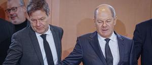 Bundeskanzler Olaf Scholz (SPD) und Wirtschaftsminister Robert Habeck (l., Bündnis 90/Die Grünen)