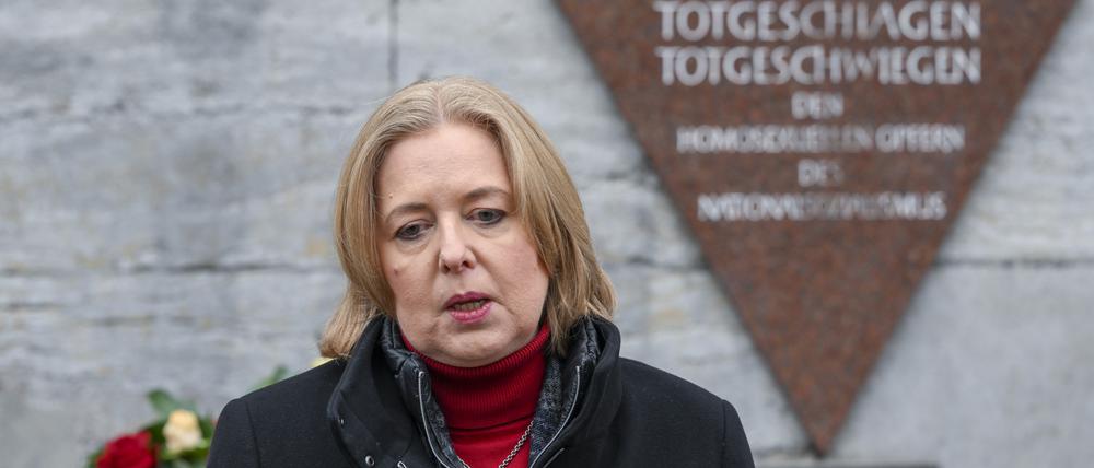 Bundestagspräsidentin Bärbel Bas legt einen Kranz an der Gedenktafel „Rosa Winkel“ am Nollendorfplatz nieder.