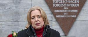 Bundestagspräsidentin Bärbel Bas legt einen Kranz an der Gedenktafel „Rosa Winkel“ am Nollendorfplatz nieder. 