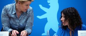 Franziska Giffey (l, SPD), Regierende Bürgermeisterin von Berlin, und Bettina Jarasch (r, Bündnis 90/Die Grünen), Bürgermeisterin und Senatorin für Umwelt, Mobilität, Verbraucher- und Klimaschutz, unterhalten sich nach der Sitzung des Berliner Senats während der Pressekonferenz.