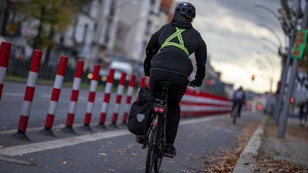 Ähnlich wie hier in Tempelhof könnte bald auch in Neukölln ein weiterer abgepollerter Radweg installiert werden.