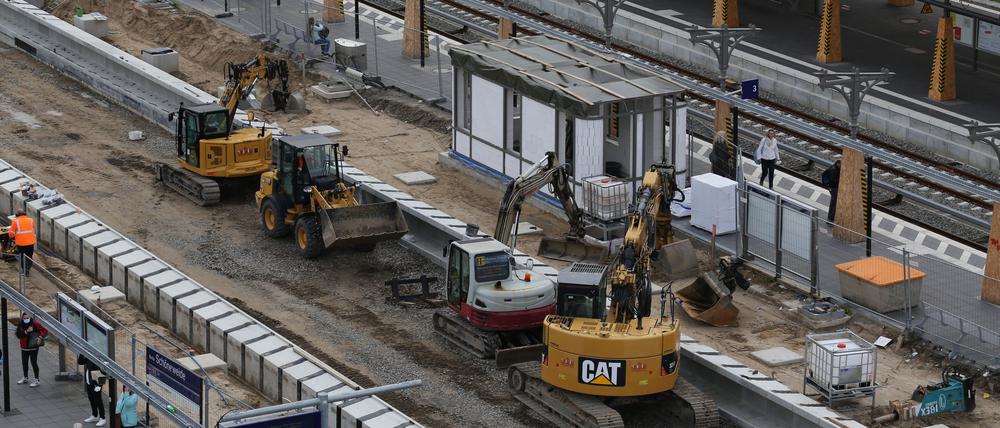 Im Frühjahr 2024 sollen die Baumaßnahmen am Bahnhof Schöneweide beendet sein 