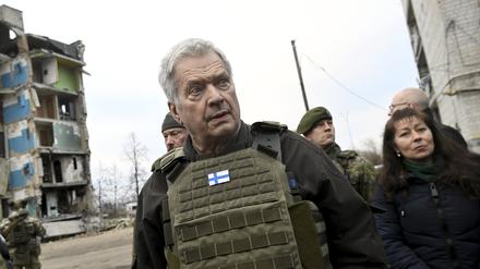 Finnlands Präsident Niinistö besucht am Mittwoch die Ukraine und sieht, was Russland anrichten kann.