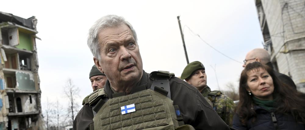 Finnlands Präsident Niinistö besucht am Mittwoch die Ukraine und sieht, was Russland anrichten kann.
