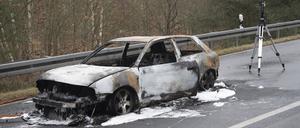 Eins der beiden ausgebrannten Fahrzeuge auf der Zufahrt zur A115 in Drewitz, das im Zusammenhang mit einem versuchten Überfall auf einem Geldtransporter stehen könnte.