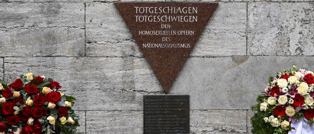 Die Gedenktafel „Rosa Winkel“ für die im Nationalsozialismus verfolgten Homosexuellen am Nollendorfplatz.