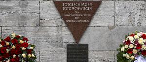 Die Gedenktafel „Rosa Winkel“ für die im Nationalsozialismus verfolgten Homosexuellen am Nollendorfplatz. 