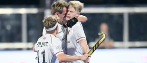 Tom Grambusch (r.) lässt sich für seinen Treffer zum 2:2 feiern.