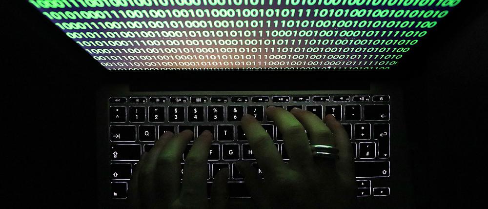 Auf dem Bildschirm eines Laptops ist am 19.05.2017 in Köln (Nordrhein-Westfalen) der Binärcode zu sehen.