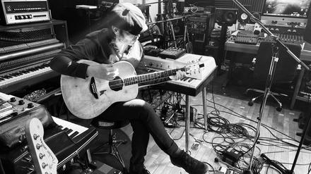 Gaz Coombes in seinem Musikstudio, das er seinem Gartenhaus in Oxfordshire eingerichtet hat. 