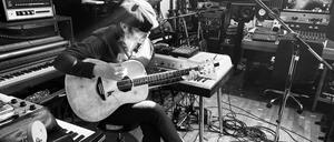 Gaz Coombes in seinem Musikstudio, das er seinem Gartenhaus in Oxfordshire eingerichtet hat. 
