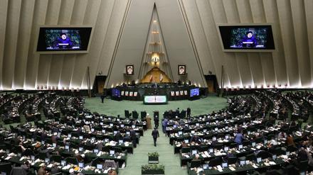 Der iranische Präsident Ebrahim Raisi spricht während einer Parlamentssitzung. 