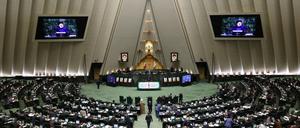 Der iranische Präsident Ebrahim Raisi spricht während einer Parlamentssitzung.