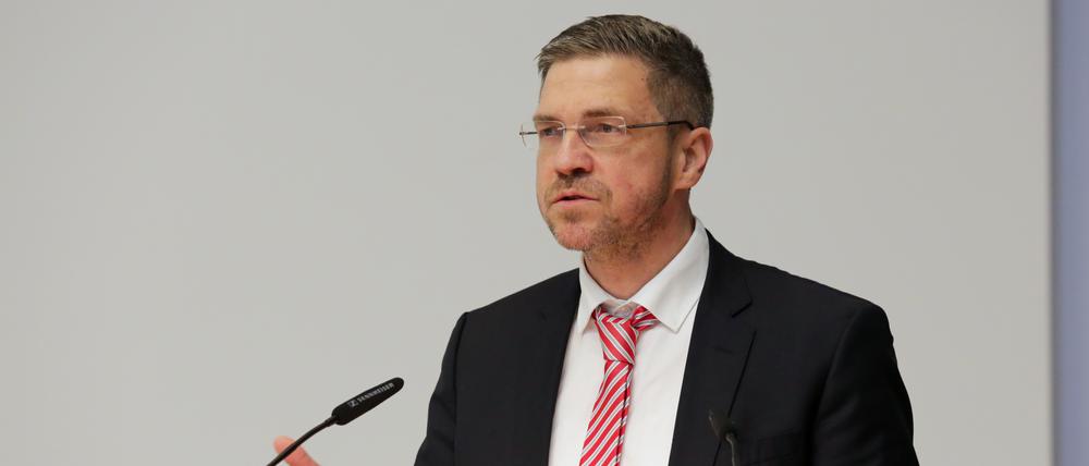 Oberbürgermeister Mike Schubert, SPD, vor den Stadtverordneten.