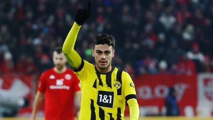 Giovanni Reyna lässt sich als Matchwinner des BVB feiern.