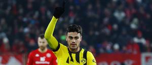 Giovanni Reyna lässt sich als Matchwinner des BVB feiern.