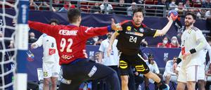 Patrick Groetzki kommt einmal mehr nicht gegen Frankreichs Torwart Remi Desbonnet durch.