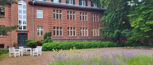 Idylle zum Wohnen: Hinter dem Gästehaus befindet sich ein parkähnlicher Garten.