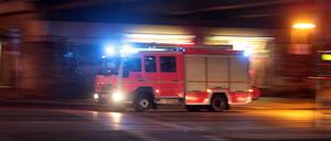 Ein Löschfahrzeug der Berliner Feuerwehr im Einsatz. 