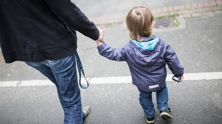 Besonders häufig sind sogenannte Ein-Eltern-Familien von Armut betroffen (Symbolbild).