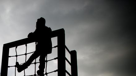 Betroffen sind unter den Kindern vor allem Heranwachsende in alleinerziehenden Familien oder in Mehrkindfamilien mit drei und mehr Heranwachsenden.