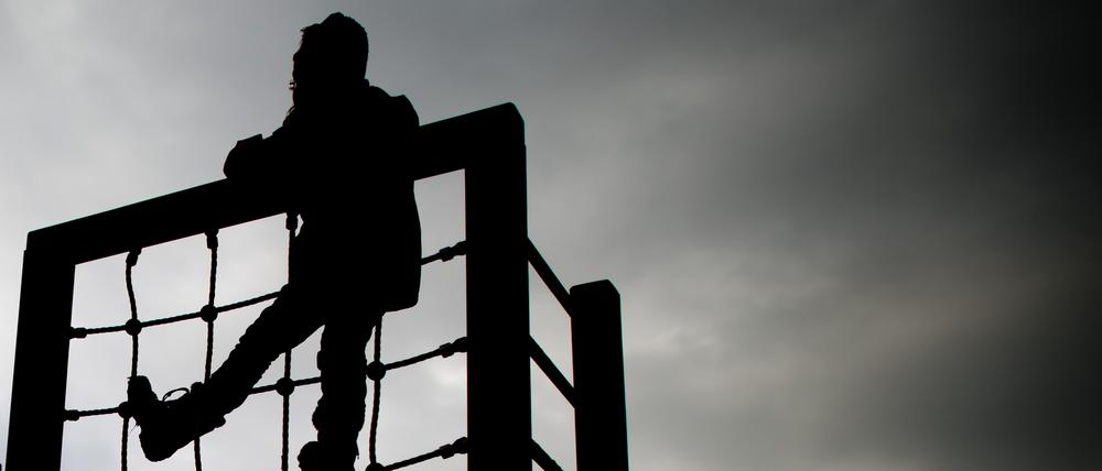 Betroffen sind unter den Kindern vor allem Heranwachsende in alleinerziehenden Familien oder in Mehrkindfamilien mit drei und mehr Heranwachsenden.