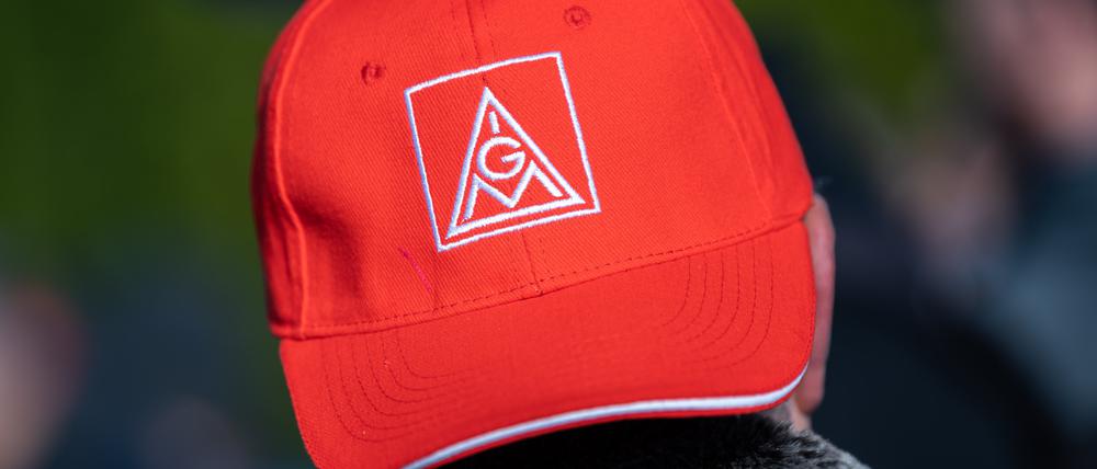 ARCHIV - 02.11.2022, Baden-Württemberg, Pfullendorf: Ein Teilnehmer einer Kundgebung der Gewerkschaft IG Metall trägt während eines Warnstreiks eine Mütze mit dem Logo der IG Metall. Deutschlands größte Gewerkschaft, die IG Metall, geht in ein richtungsweisendes Jahr. (zu dpa: «IG Metall berichtet zu Strategie und Mitgliederzahl») Foto: Silas Stein/dpa +++ dpa-Bildfunk +++