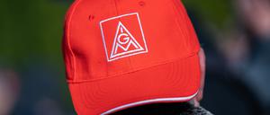 ARCHIV - 02.11.2022, Baden-Württemberg, Pfullendorf: Ein Teilnehmer einer Kundgebung der Gewerkschaft IG Metall trägt während eines Warnstreiks eine Mütze mit dem Logo der IG Metall. Deutschlands größte Gewerkschaft, die IG Metall, geht in ein richtungsweisendes Jahr. (zu dpa: «IG Metall berichtet zu Strategie und Mitgliederzahl») Foto: Silas Stein/dpa +++ dpa-Bildfunk +++