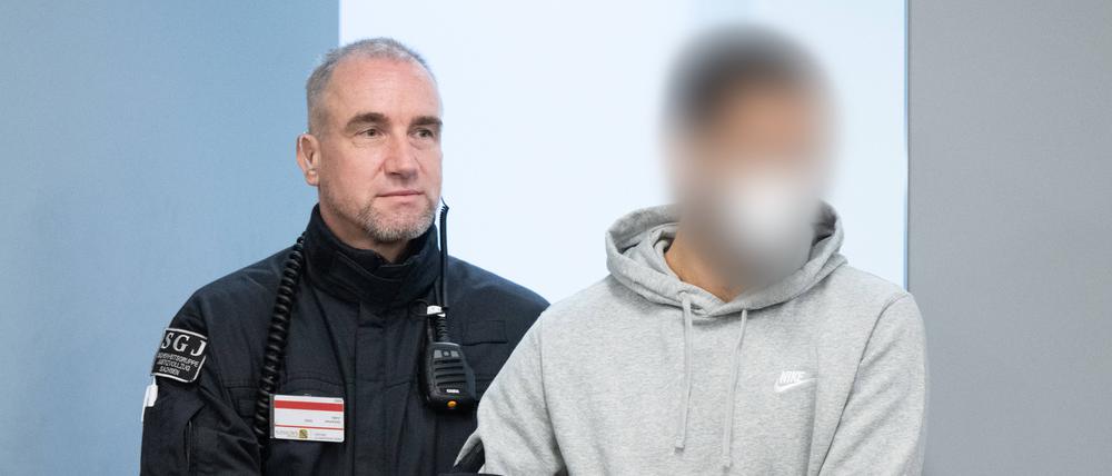 Ein Angeklagter im Prozess um den Juwelenraub im Grünen Gewölbe wird bei der Fortsetzung des Prozess in den Verhandlungssaal im Landgericht geführt.