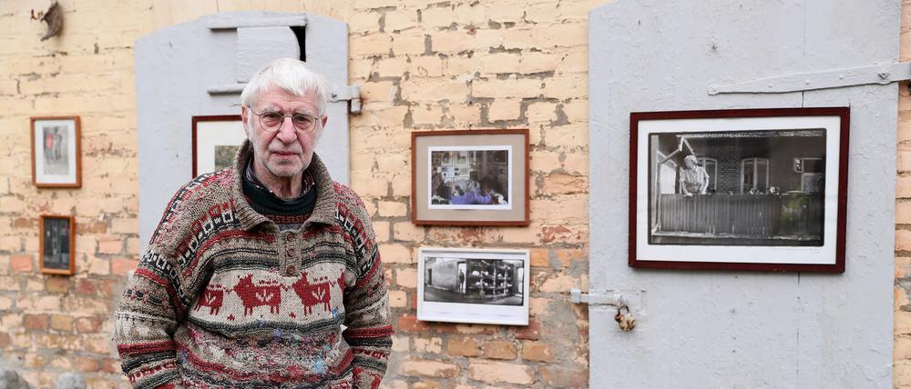 Im Hof des „Butzmann-Hauses“. Manfred Butzmann, geboren 1942 in Bornim, lebt seit 2007 wieder dort.