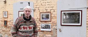 Im Hof des „Butzmann-Hauses“. Manfred Butzmann, geboren 1942 in Bornim, lebt seit 2007 wieder dort.