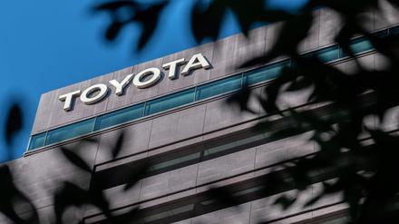Toyota bekommt einen neuen Chef. Das japanische Unternehmen kündigte am Donnerstag überraschend an, dass der langjährige Chef des Konzerns und Enkel des Firmengründers, Akio Toyoda, die Geschäftsführung zum 1. April an Markenchef Koji Sato übergibt. 