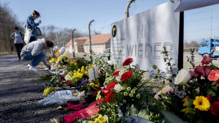 Zum 75. Jahrestag der Befreiung des Konzentrationslagers Buchenwald legten Menschen Blumen nieder.