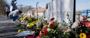Zum 75. Jahrestag der Befreiung des Konzentrationslagers Buchenwald legten Menschen Blumen nieder.