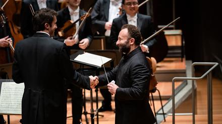 Maestro Kirill Petrenko und Konzertmeister Noah Bendix-Begley in der Philharmonie. 
