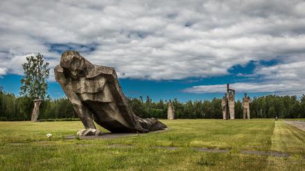 Gedenkstätten in Osteuropa: Die Skulptur „Gruppe der Häftlinge“ im ehemaligen Arbeitslager Salaspils, südöstlich von Riga, erinnert an die etwa 23.000 Häftlinge. Im nahe gelegenen Wald von Rumbula wurden 1941 über 25.000 Juden erschossen.