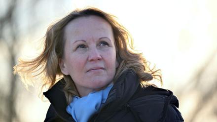 Steffi Lemke (Grüne), Bundesumweltministerin, steht bei ihrem Besuch im Nationalpark Unteres Odertal am deutsch-polnischen Grenzfluss Oder.