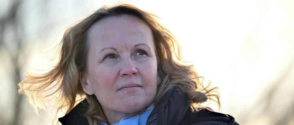 Steffi Lemke (Grüne), Bundesumweltministerin, steht bei ihrem Besuch im Nationalpark Unteres Odertal am deutsch-polnischen Grenzfluss Oder.