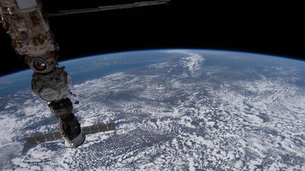 Dieses vom russischen Kosmonauten Sergej Korsakow aufgenommene Foto zeigt eine Sojus-Kapsel der Internationalen Raumstation (ISS) während ihres Fluges.  