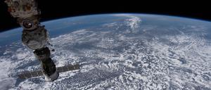 Dieses vom russischen Kosmonauten Sergej Korsakow aufgenommene Foto zeigt eine Sojus-Kapsel der Internationalen Raumstation (ISS) während ihres Fluges.  