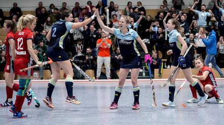 Gemeinsam zum Erfolg: Daniela Dallmann (links), Emily Gesch (Mitte) und Celine Kober jubeln über ein Tor der Wespen gegen den Mannheimer HC beim letzten Viertelfinale 2019.