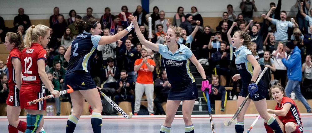 Gemeinsam zum Erfolg: Daniela Dallmann (links), Emily Gesch (Mitte) und Celine Kober jubeln über ein Tor der Wespen gegen den Mannheimer HC beim letzten Viertelfinale 2019.