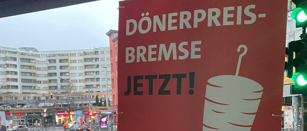 Der Slogan „Dönerpreisbremse jetzt“ auf einem Wahlplakat der SPD in Friedrichshain-Kreuzberg.
