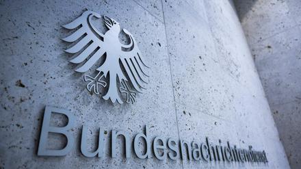 An einem Eingang der Zentrale des Bundesnachrichtendienstes steht der Schriftzug des Geheimdienstes. Nach der Festnahme eines Mitarbeiters des Bundesnachrichtendienstes (BND) wegen Spionage für Russland sitzt nun auch ein mutmaßlicher Mittäter in Untersuchungshaft.