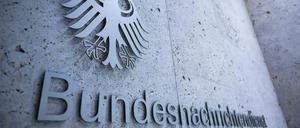 An einem Eingang der Zentrale des Bundesnachrichtendienstes steht der Schriftzug des Geheimdienstes. 