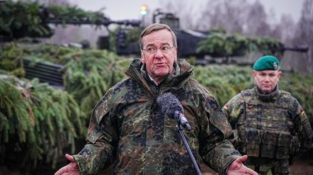 Boris Pistorius (SPD) spricht vor Puma-Schützenpanzern bei seinem Antrittsbesuch bei der Bundeswehr auf dem Truppenübungsplatz Altengrabow zu den Medienvertretern. 