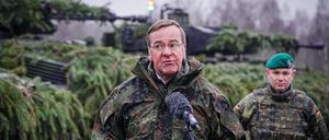Boris Pistorius (SPD) spricht vor Puma-Schützenpanzern bei seinem Antrittsbesuch bei der Bundeswehr auf dem Truppenübungsplatz Altengrabow zu den Medienvertretern. 