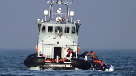 Grenzschutzbeamte nehmen mutmaßliche Migranten an Bord, die versucht hatten, mit einem kleinen Boot den Ärmelkanal zu überqueren.
