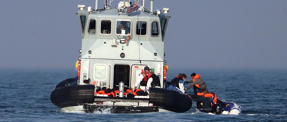 Grenzschutzbeamte nehmen mutmaßliche Migranten an Bord, die versucht hatten, mit einem kleinen Boot den Ärmelkanal zu überqueren.