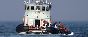 Grenzschutzbeamte nehmen mutmaßliche Migranten an Bord, die versucht hatten, mit einem kleinen Boot den Ärmelkanal zu überqueren.